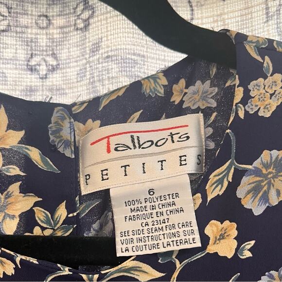 Talbots Navy Floral‎ Top Size 6P - Picture 5 of 5